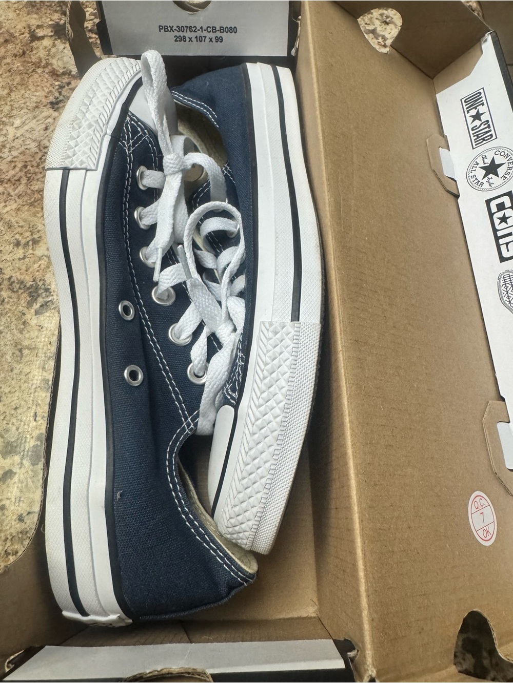 Classic Low-Top Navy Canvas Sneakers with White Laces - Picture 3 of 4